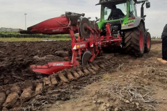 Vent met Fendt en 3-schaar wentelploeg